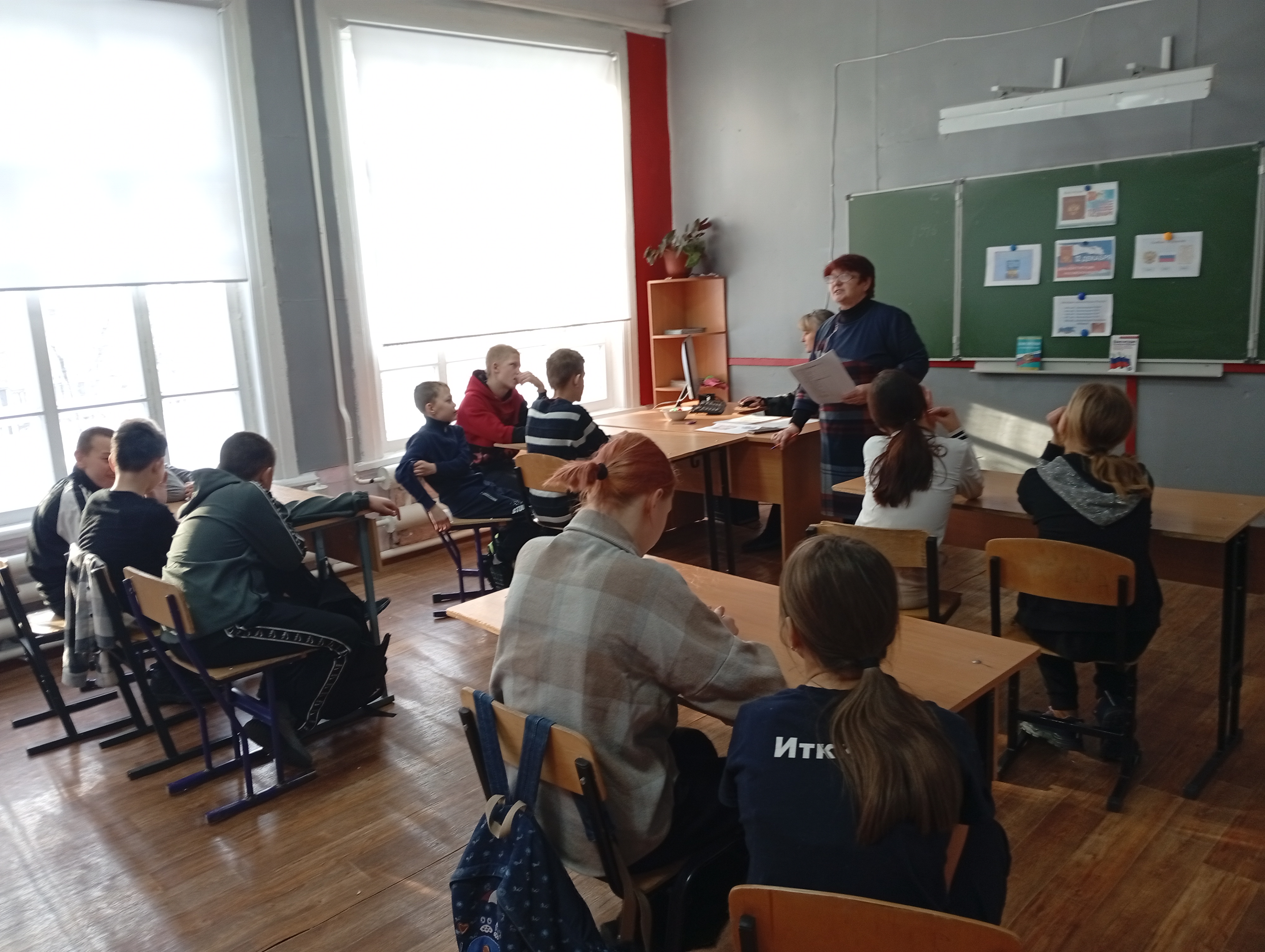 12 декабря День Конституции.